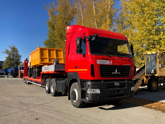 Отгрузка седельного тягача МАЗ-643028-520-012, низкорамного 40-тонного трала Политранс и самосвала МАЗ-5516